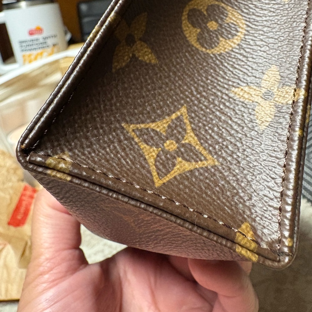 discontinued LV toiletry 19 pouch - Picture 14 of 15